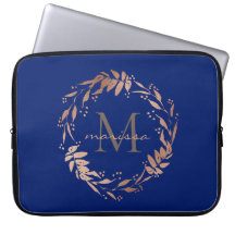 Monogram Roos Gold Eucalyptus Wreator op Navy Blue
