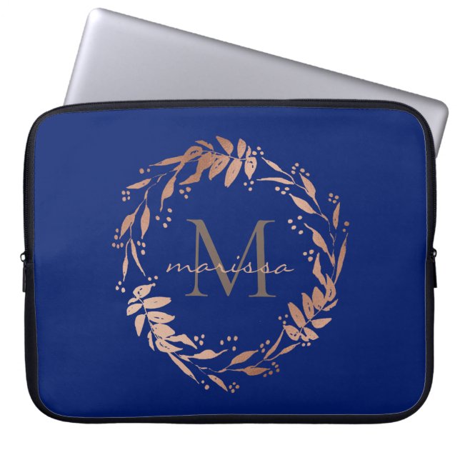 Monogram Roos Gold Eucalyptus Wreator op Navy Blue Laptop Sleeve (Voorkant)