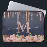 Monogram Roos Gold Glitter Drip Girly Glam Laptop Sleeve<br><div class="desc">Monogram roze Glitter Girly Glam-laptophoes - Je houdt van sparkle, waarom zou je je laptop niet hoesje moeten geven? Dit mooie, jaloze blauw laptophoesje is voorzien van een druppelend roos goudglitter met blote en gouden feminaire bloemen. Voeg een persoonlijke aanraking toe door jouw naam en initiaal toe te voegen. Hoesje...</div>