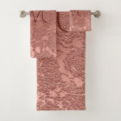 Monogram Roos Gold Pink Floral Modern Classy Bad Handdoek (Insitu)