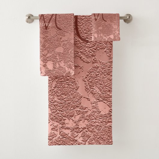Monogram Roos Gold Pink Floral Modern Classy Bad Handdoek (Insitu)