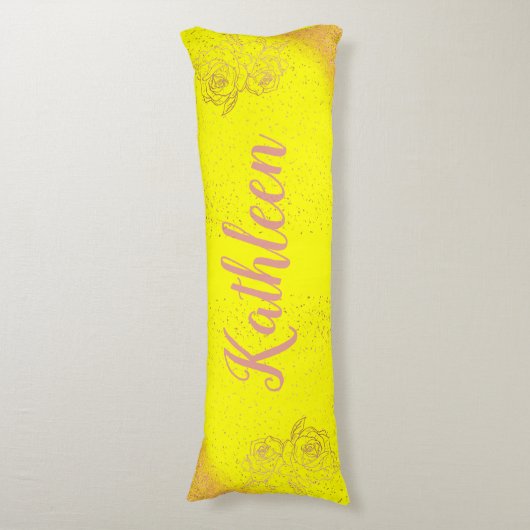 Monogram Roos Goud Roze Rozen op Geel | Lichaamskussen (Voorkant Verticaal)