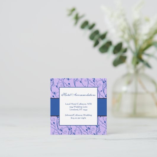 Monogram Royal Blue Lila Floral Swirl Wedding Informatiekaartje (Staand voorkant)
