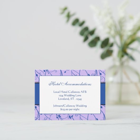 Monogram Royal Blue Lila Floral Swirl Wedding Informatiekaartje (Staand voorkant)