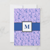 Monogram Royal Blue Lila Swirl Wedding RSVP Kaart (Achterkant)