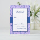 Monogram Royal Blue Lila Swirl Wedding RSVP Kaart (Staand voorkant)