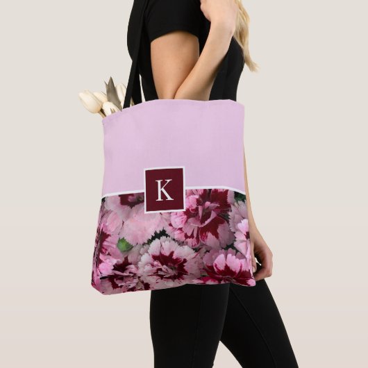 Monogram Roze Anjer Januari Verjaardag Bloem Tote Bag (Dichtbij)