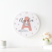Monogram Roze Baby Initiaal Naam Kinderkamer Muur Grote Klok (Huis)
