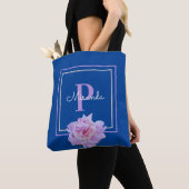 Monogram roze bloem blauw tote bag (Dichtbij)