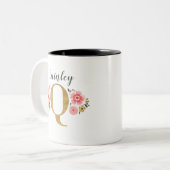 Monogram Roze Bloemen Initiaal Letter Q Tweekleurige Koffiemok (Voorkant links)