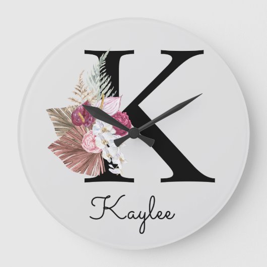 Monogram Roze Boho Meisjesachtig Bloemstuk Initiaa Grote Klok (Voorkant)