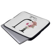 Monogram Roze Boho Meisjesachtig Bloemstuk Initiaa Laptop Sleeve (Voorkant onderkant)