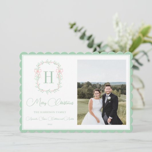 Monogram Roze Bow Greenery kerstfoto Feestdagenkaart (Staand voorkant)