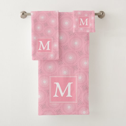 Monogram roze cirkels patroon bad handdoek (Insitu)