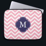 Monogram roze en blauw Zigzags Laptop Sleeve<br><div class="desc">Moderne en chevron strepen en quatrefotolie-monogram.</div>