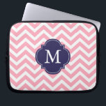 Monogram roze en blauw Zigzags Laptop Sleeve<br><div class="desc">Moderne en chevron strepen en quatrefotolie-monogram.</div>