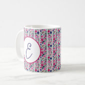 monogram roze en blauwe bloemen en witte strepen koffiemok (Voorkant links)