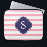Monogram roze en blauwe strepen laptop sleeve<br><div class="desc">Moderne en chemische horizontale strepen en een ontwerp van quatrefotolie.</div>