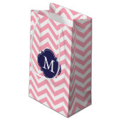 Monogram roze en blauwe zigzag klein cadeauzakje (Achterkant Gekanteld)