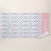 Monogram roze en grijze Trellis | bewerkbare kleur Strandlaken (Voorkant)