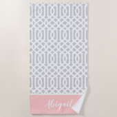 Monogram roze en grijze Trellis | bewerkbare kleur Strandlaken (Voorkant)