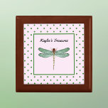 Monogram roze en groene polaire dot en dragonfly cadeaudoosje<br><div class="desc">Dit ontwerp is voorzien van een prachtige groene en bronzen libel met de naam van uw ontvanger (of een andere tekst die u wilt) in zacht zwart op een roze achtergrond. Het ontwerp wordt begrensd door verse groene polka-stippen op een groene achtergrond.</div>