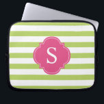 Monogram roze en groene strepen laptop sleeve<br><div class="desc">Moderne en chemische horizontale strepen en een ontwerp van quatrefotolie.</div>