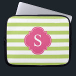 Monogram roze en groene strepen laptop sleeve<br><div class="desc">Moderne en chemische horizontale strepen en een ontwerp van quatrefotolie.</div>
