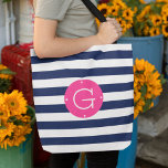 Monogram roze en marinestreep tote bag<br><div class="desc">Pas deze zwarte marineblauwe en witte gestreepte canvas tas aan met uw monogram voor één initiaal op een heldere en kleurrijke magenta roze cirkelbadge.</div>