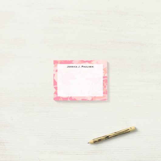 Monogram roze en perzik camouflage post-it® notes (Op bureau)