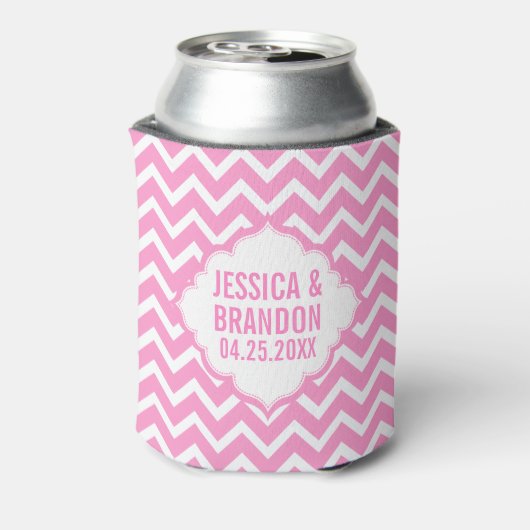 Monogram roze en wit zigzag Chevron 2 Blikjeskoeler (Blikje Achterkant)