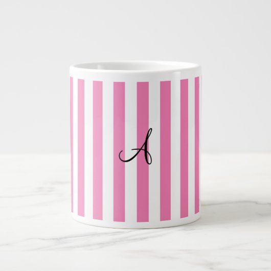 Monogram roze en witte strepen grote koffiekop (Voorkant)