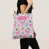 Monogram roze flamingo en tropische bladeren tote bag (Dichtbij)