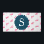 Monogram roze flamingo schattig bureaumat<br><div class="desc">Verlicht uw werkruimte met deze aanpasbare deskmat, met een grillig patroon van waterverf roze flamingo's en uw keuze voor een leuk monogram of zakelijke logo in het wit over een marineblauwe achtergrond. Zowel stijlvol als praktisch, het is de perfecte aanvulling op uw bureauinrichting thuis, op school of op de kantoor....</div>
