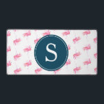 Monogram roze flamingo schattig bureaumat<br><div class="desc">Verlicht uw werkruimte met deze aanpasbare deskmat, met een grillig patroon van waterverf roze flamingo's en uw keuze voor een leuk monogram of zakelijke logo in het wit over een marineblauwe achtergrond. Zowel stijlvol als praktisch, het is de perfecte aanvulling op uw bureauinrichting thuis, op school of op de kantoor....</div>