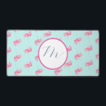 Monogram roze flamingo schattig bureaumat<br><div class="desc">Verlicht uw werkruimte met deze leuke roze bureaumat, met een levendig patroon van waterverf flamingo's op een turquoise achtergrond. Ontworpen voor zowel stijl als functie, kunt u met deze aanpasbare bureaumat uw monogram of logo toevoegen - ideaal voor het personaliseren van uw roze flamingo kantoor-decor of het promoten van uw...</div>
