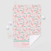 Monogram roze flamingos Green Palm Leaves Tropical Golfhanddoek (Insitu)