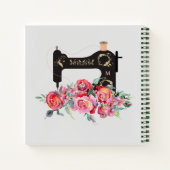 Monogram roze Floral  naaimachine Notitieboek (Achterkant)