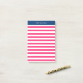 Monogram roze gestreept post-it® notes (Op bureau)