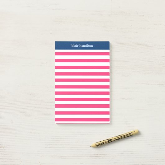 Monogram roze gestreept post-it® notes (Op bureau)