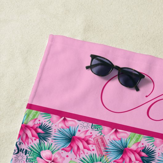 Monogram roze groene blauwe tropische bloemen strandlaken (In situ)