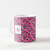Monogram roze luipaard printpatroon op maat koffiemok (Voorkant links)