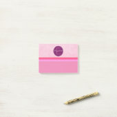 Monogram roze poladots post-it® notes (Op bureau)