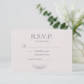 Monogram Roze Roze Grijs Veer Huwelijk RSVP Kaart (Staand voorkant)