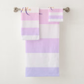 Monogram roze violetstrepen bad handdoek (Insitu)