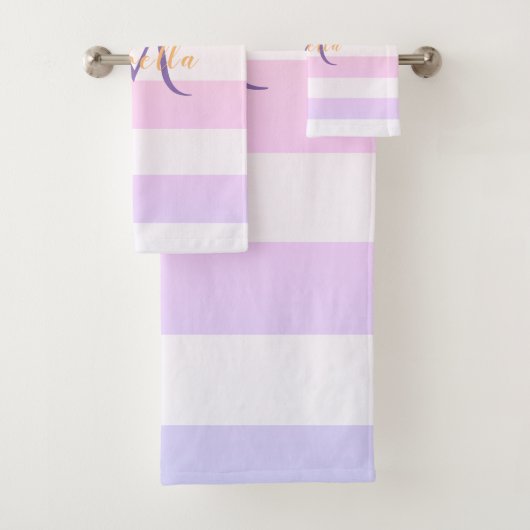 Monogram roze violetstrepen bad handdoek (Insitu)