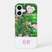 Monogram Roze Wilde Bloemhartjes iPhone 16 Hoesje (Achterkant)