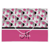 Monogram roze zwart Voetbal Patroon Large Cadeautasje (Voorkant)