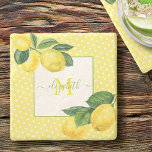 Monogram rustic country lemon waterverf polka dot stenen onderzetter<br><div class="desc">Ontspan met uw favoriete drankje en bescherm uw meubels met dit prachtige, chique, eenvoudige, moderne, aangepaste monogram naam stenen onderzetter. Fris, rustiek, land waterverf citroenen en groen blad, samen met gras groen handgeschreven script typografie, overlay witte stippen op een lichtgele achtergrond. Personaliseer met jouw naam en monogram initiaal. Maakt elke...</div>