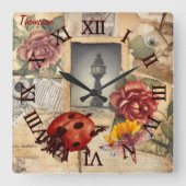 Monogram rustieke achtergrond bloemen en libellen vierkante klok (Voorkant)